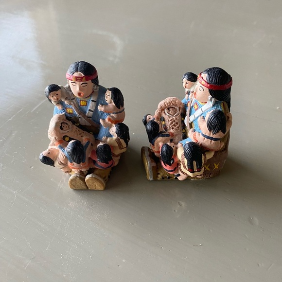 2 Resin Replica Storyteller Figurine - Man, Blue & Brown, Many Children - Picture 4 of 8